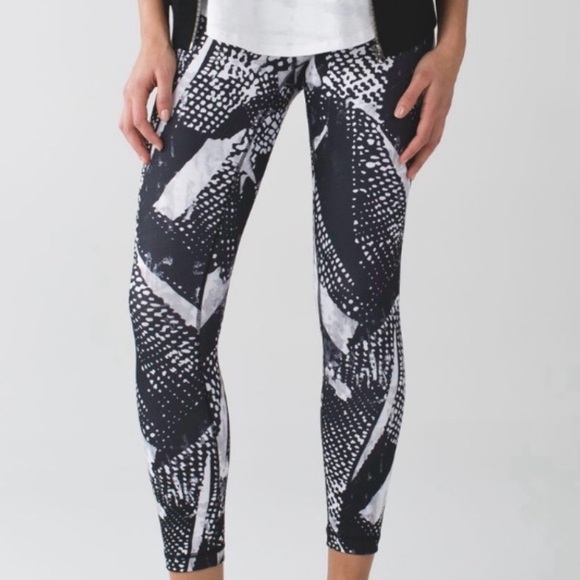 🖤 Lululemon Black & White Leggings 🖤 - Picture 3 of 8